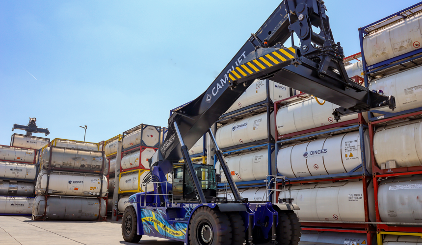 Erster Camblift Reachstacker Deutschlands in unserem Depot in Grünstadt Erster Camblift Reachstacker Deutschlands in unserem Depot in Grünstadt
