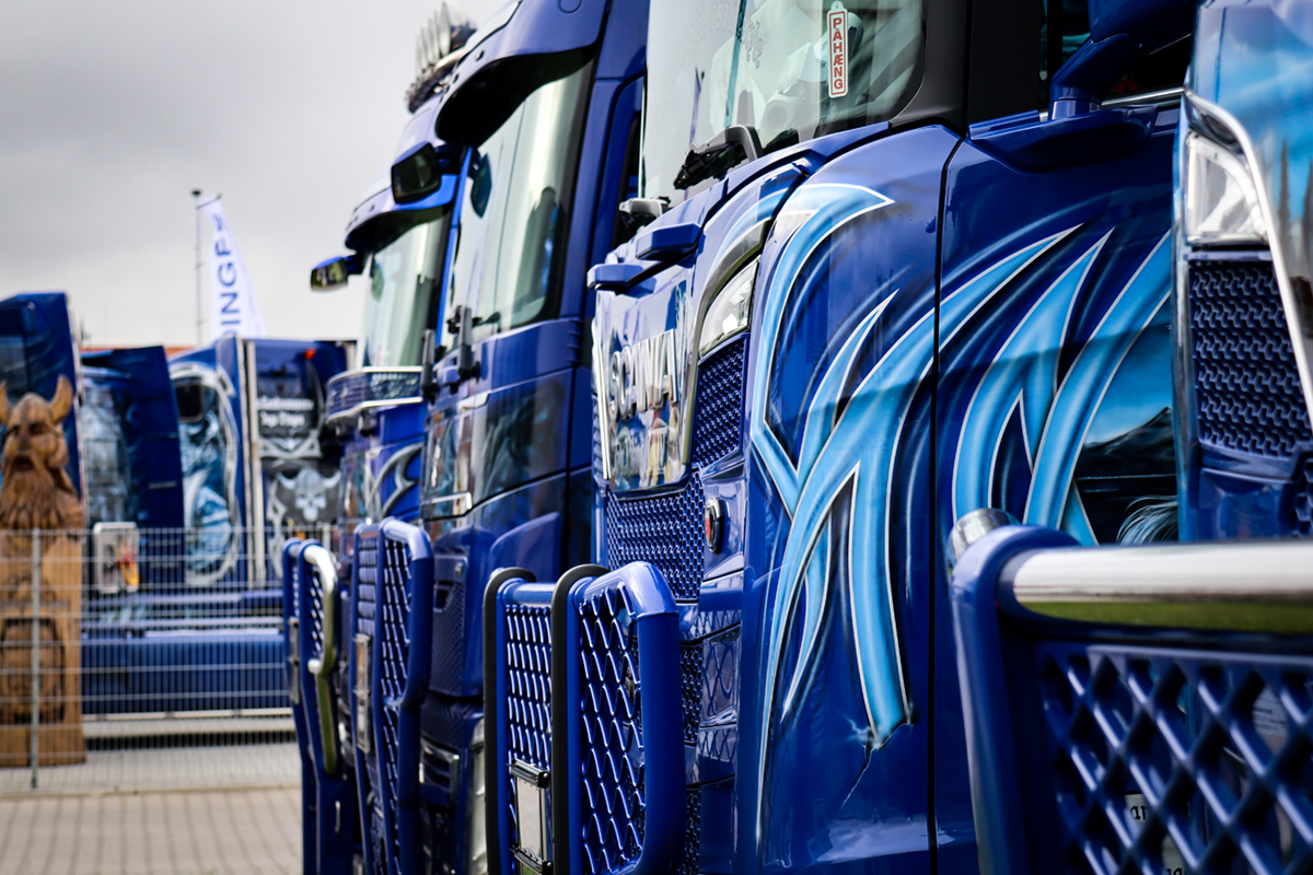 Scania LKW-Flotte mit markantem Design in Reih und Glied